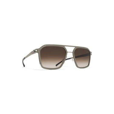 RIMOWA × MYKITA MR003 Navigator zonnebril Clay Green/Clay Green / Rawbrown Gradient – schuin aanzicht